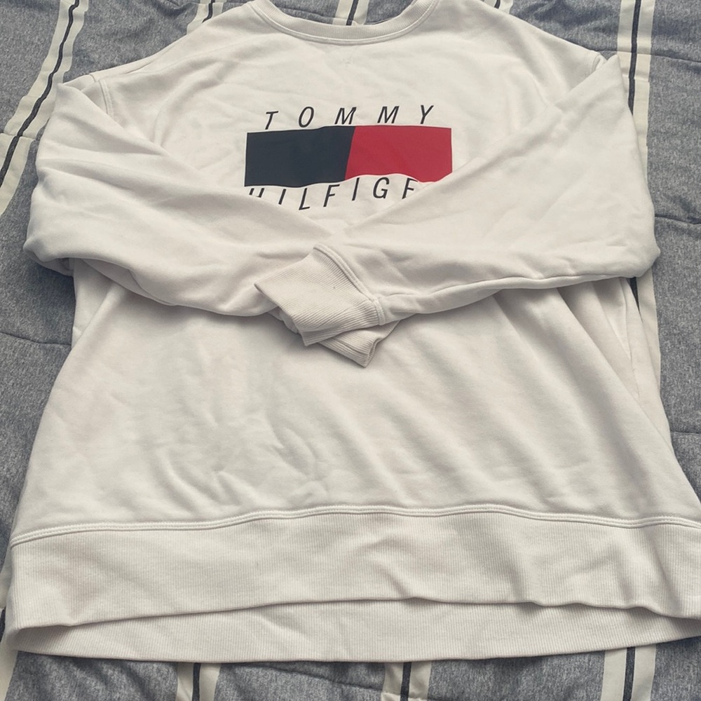 ✨HP✨Tommy Hilfiger Crewneck